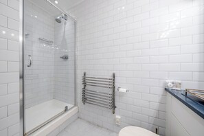Hair dryer, towels, soap, toilet paper - Prime Soho Location | Spacious 2 Bedroom Apartment (London)