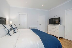 2 bedrooms, iron/ironing board, WiFi, bed sheets - Prime Soho Location | Spacious 2 Bedroom Apartment (London)