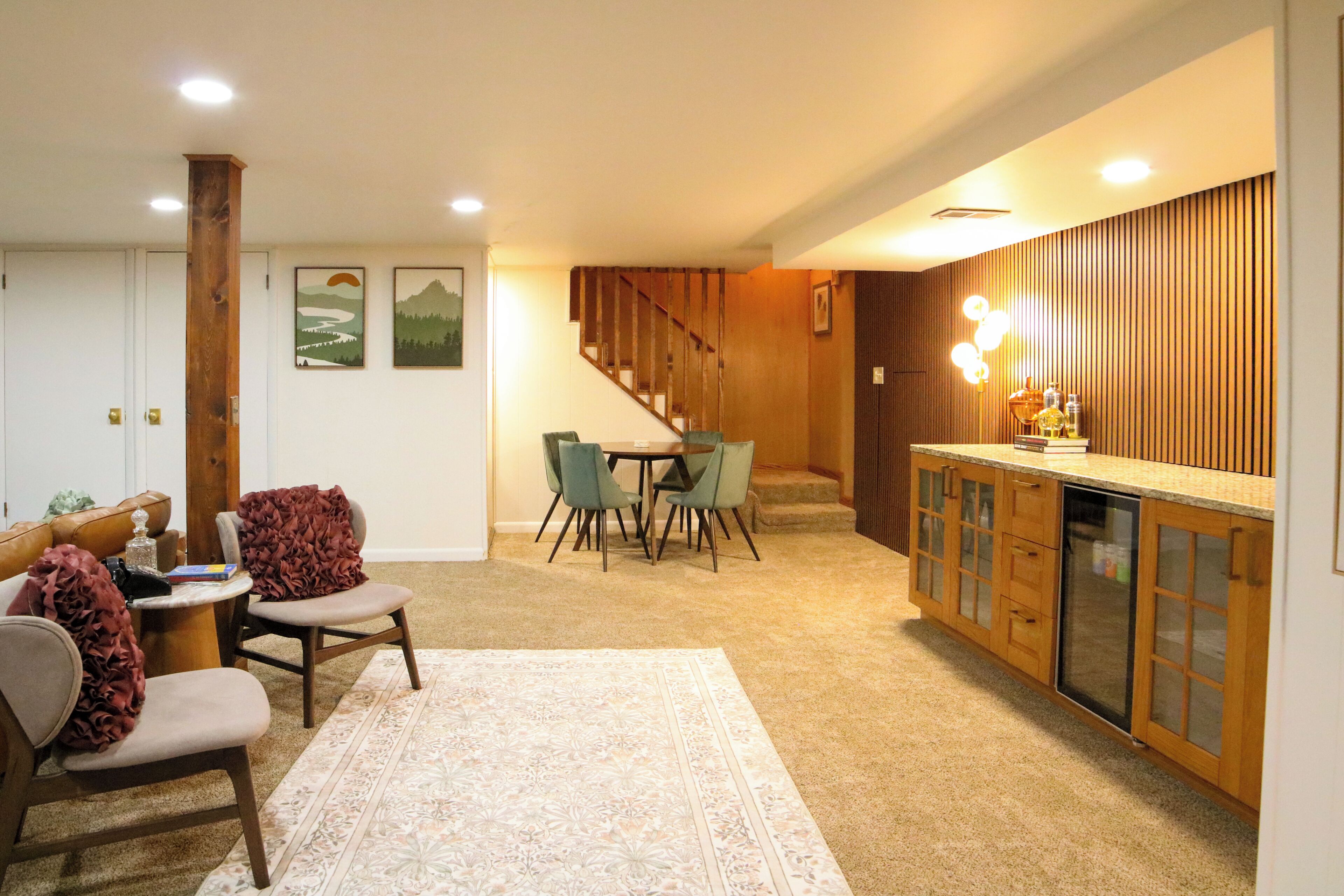 Un intérieur de maison comprenant un coin repas, une cuisine et un escalier.