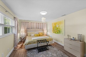 Room - Bonnies Beach Club House W/ POOL, Game room, 7 min to Beach (Seminole)