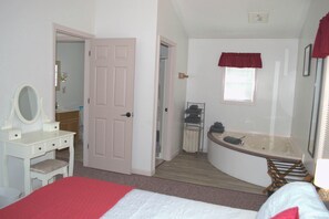 1 bedroom, iron/ironing board, WiFi, bed sheets - 1 bedroom cottage with queen bed and whirlpool tub and large raised deck. (Norway)