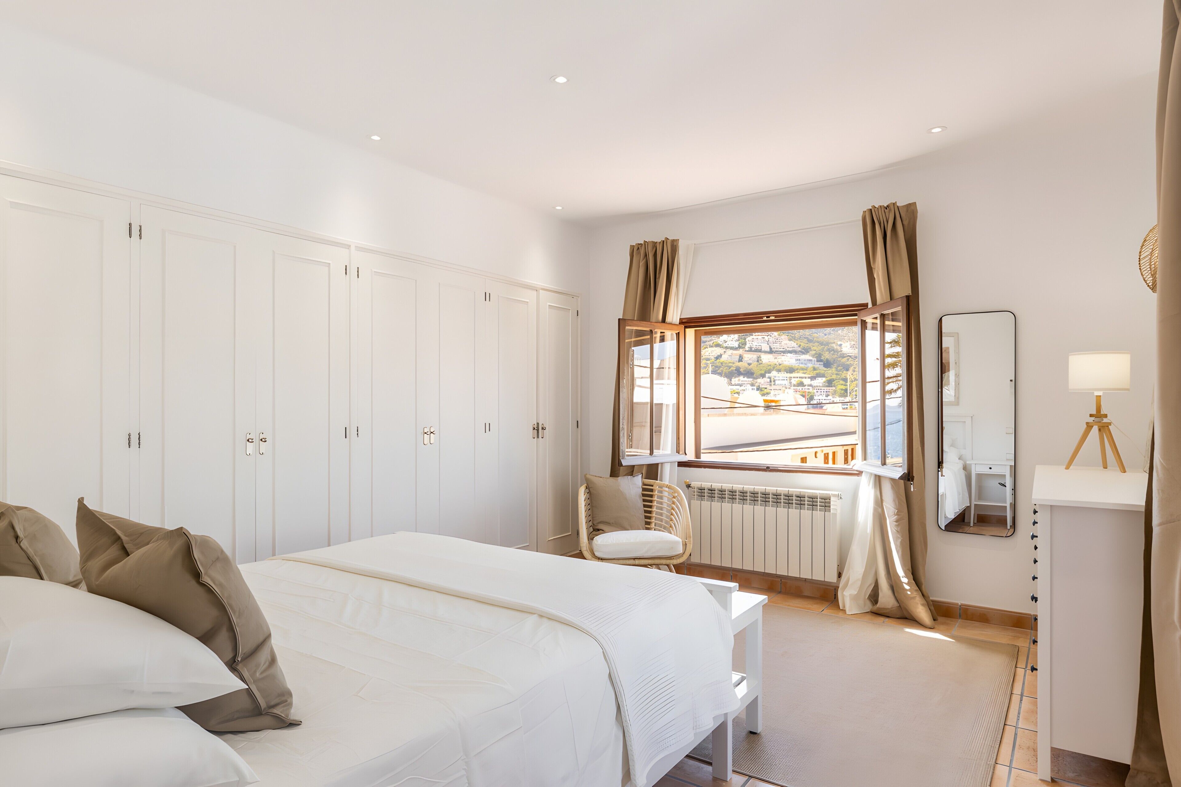 4 slaapkamers, een strijkplank/strijkijzer, wifi, beddengoed