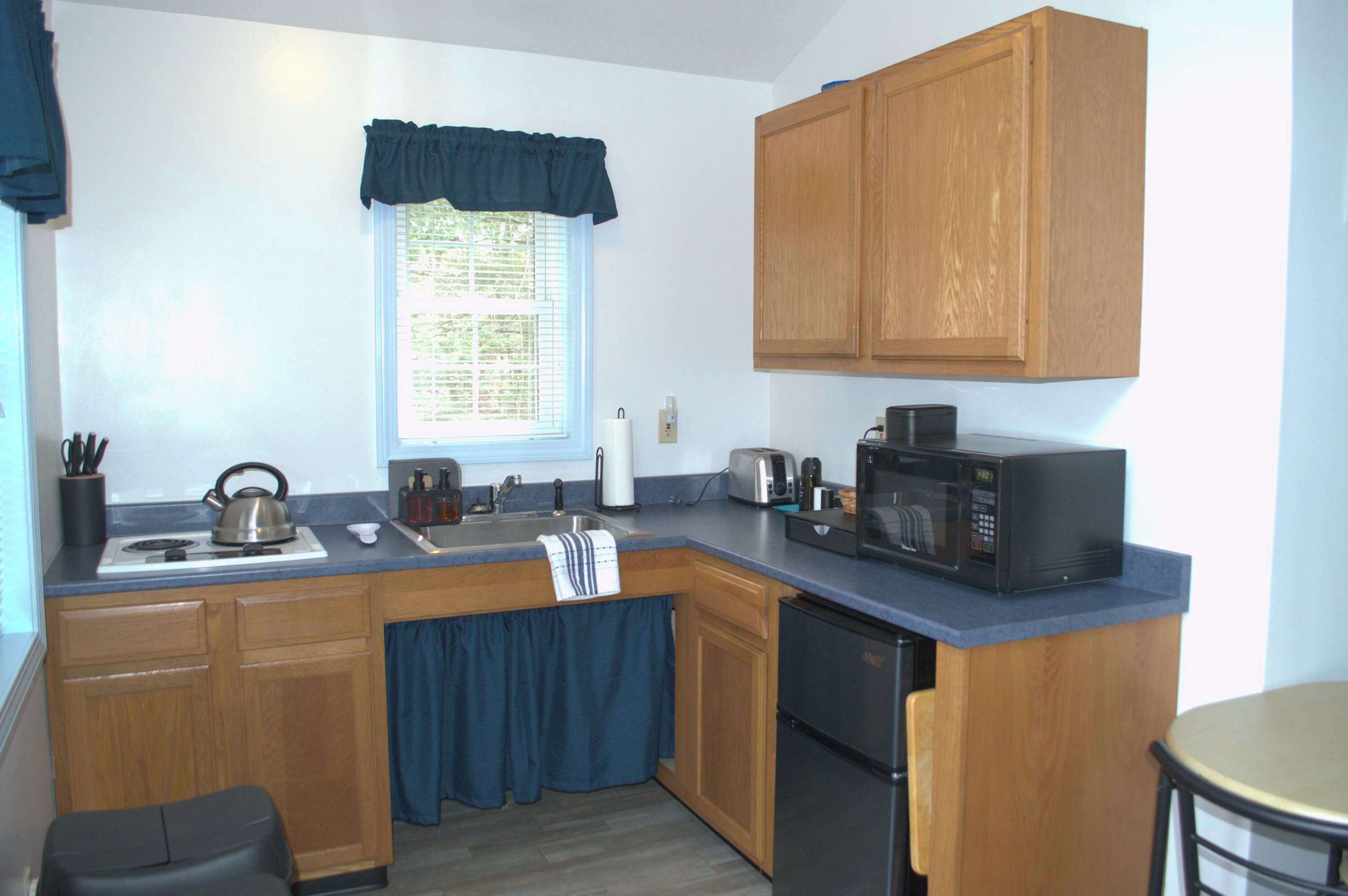 Fridge, microwave, stovetop, coffee/tea maker
