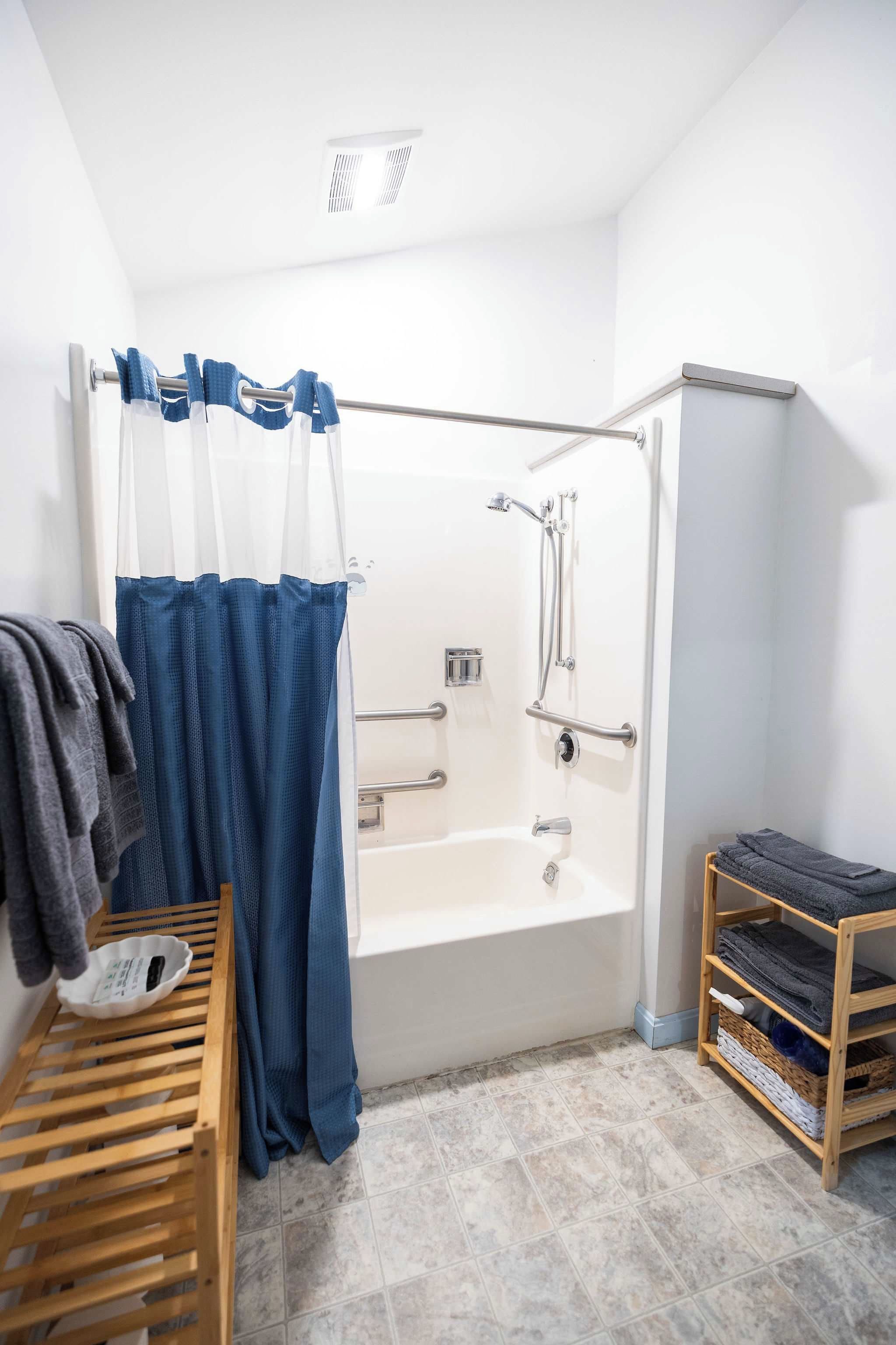 Douche, sèche-cheveux, serviettes fournies, shampoing