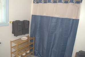 Douche, sĂšche-cheveux, serviettes fournies, shampoing