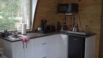 Refrigerador, microondas, parrilla de estufa y cafetera y tetera