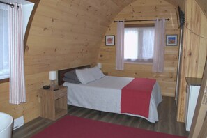 1 bedroom, iron/ironing board, WiFi, bed sheets - Unique 1 bedroom with queen bed, jacuzzi tub and spacious living area (Norway)
