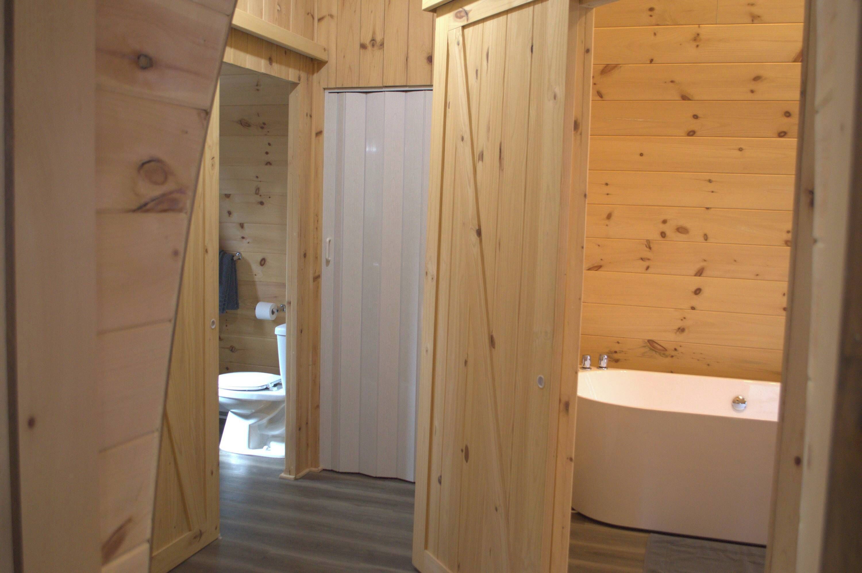 Een douche, een haardroger, handdoeken, shampoo