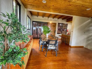 Dining - Escápate al Bosque · Villa Completa · Piscina · BBQ · Hasta 12 Huéspedes (Jarabacoa)