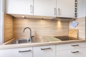 Kühlschrank, Mikrowelle, Ofen, Herdplatte