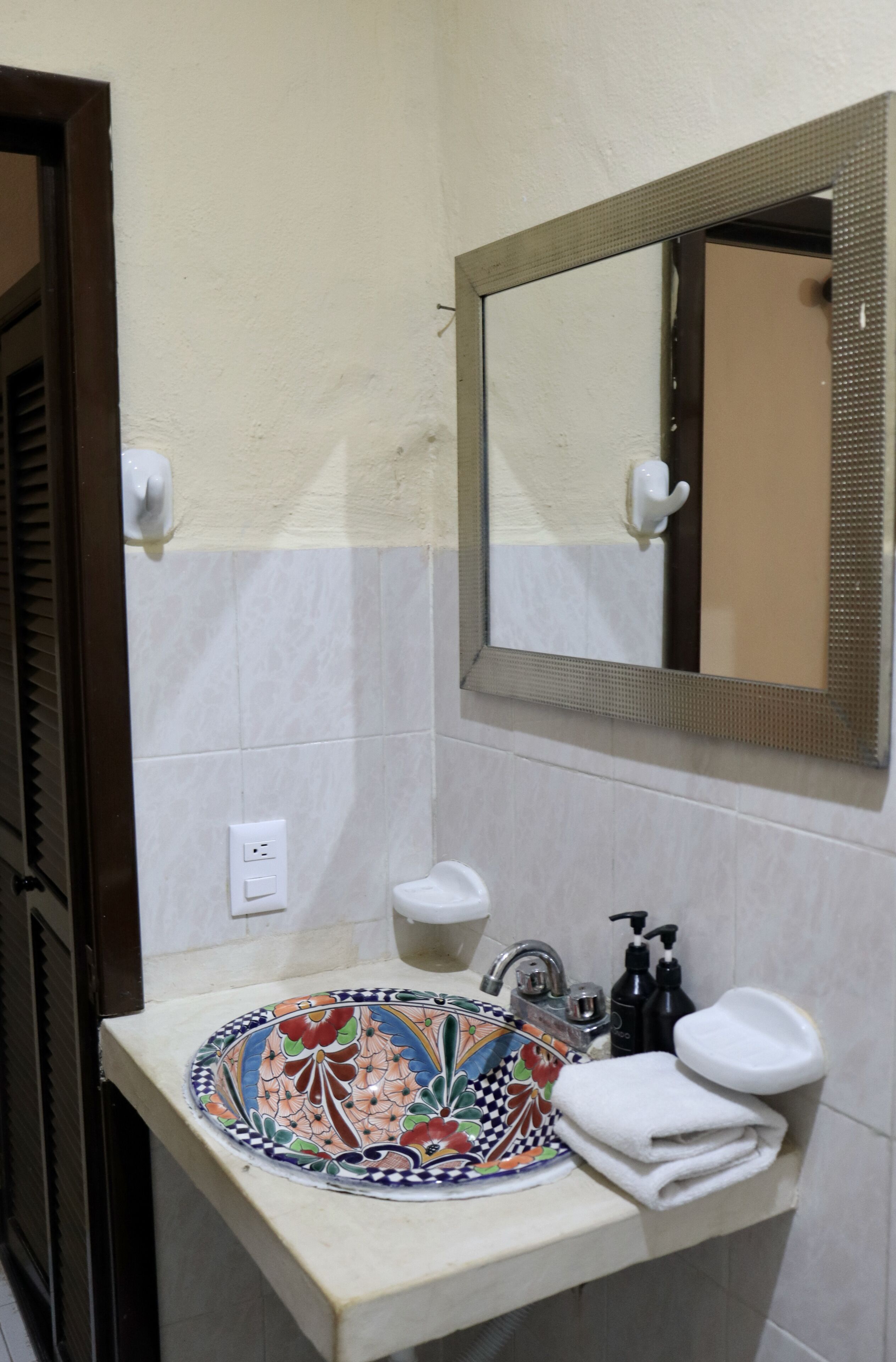 Deluxe Triple Room | Bathroom | Shower, free toiletries, towels, soap