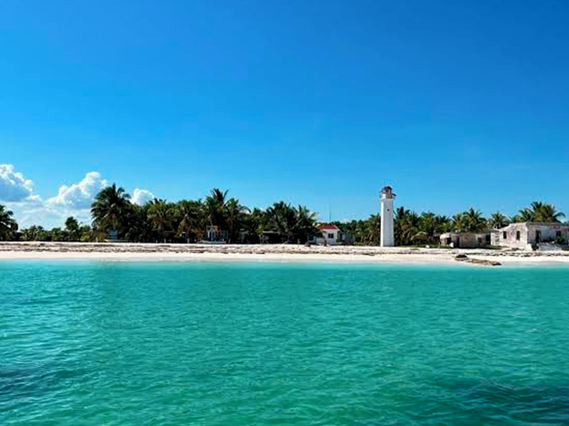 Una spiaggia nelle vicinanze, sabbia bianca, teli da spiaggia