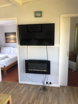 2 bedrooms, iron/ironing board - king chalet just skip and a jump to beach (Mablethorpe)
