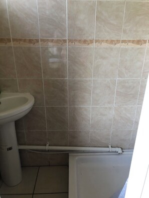 Douche, sèche-cheveux, savon, papier toilette