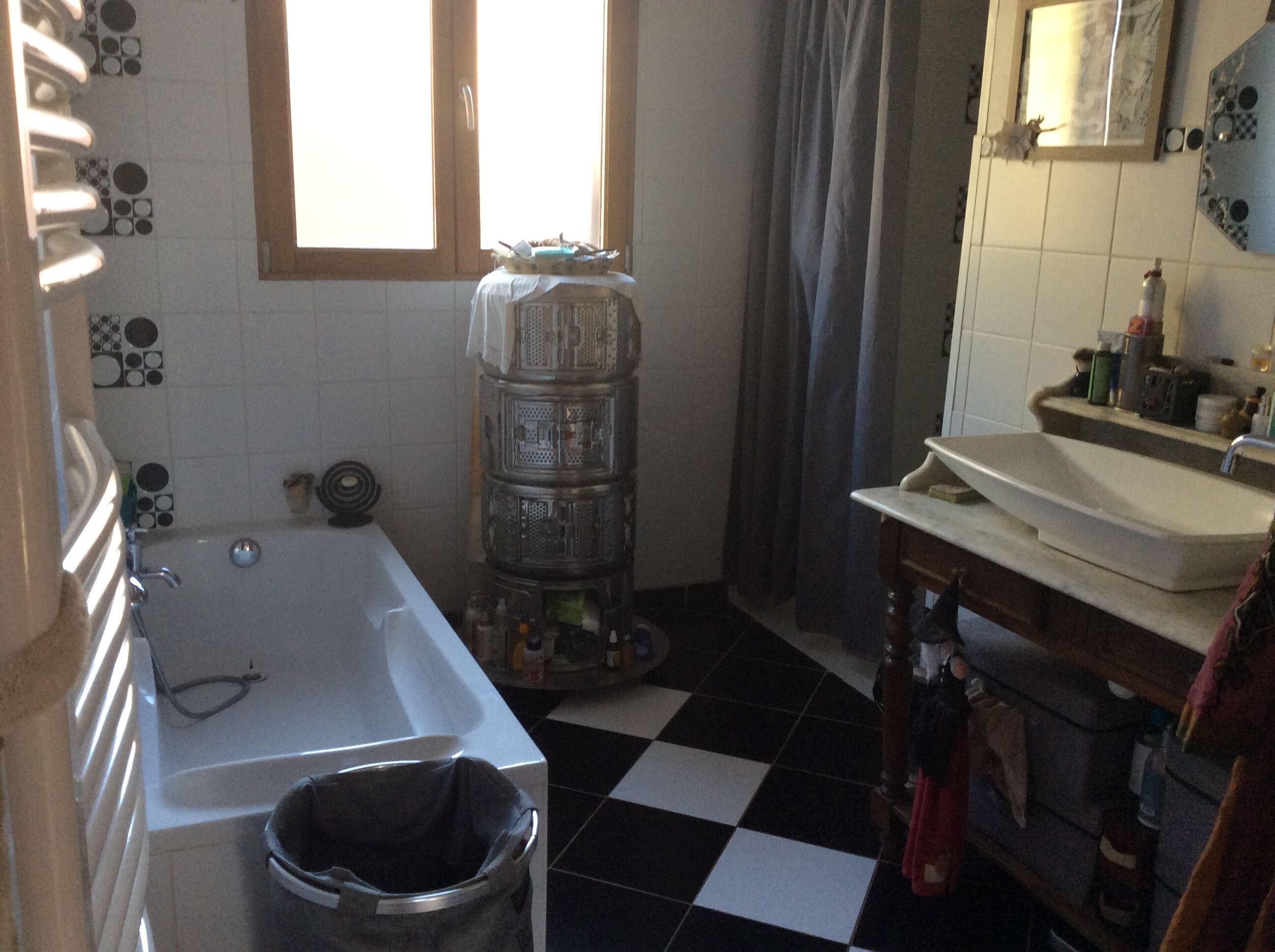 Sèche-cheveux, serviettes fournies, savon, papier toilette