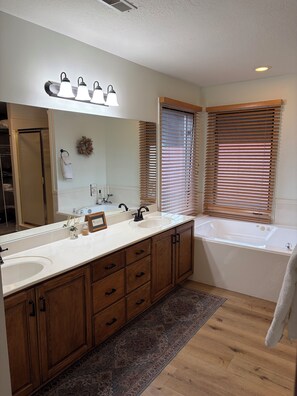 Shower, jetted bath, hair dryer, towels - Charming creekside 4-bedroom townhome in Midway welcomes you (Midway)