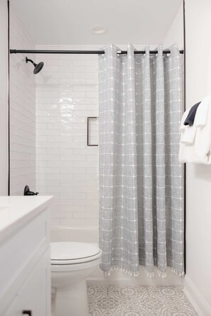 Shower, hair dryer, towels, shampoo - Spacious Modern Apt| 2BD/2BA| Near Forsyth Park (Savannah)