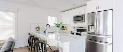 Fridge, microwave, stovetop, dishwasher