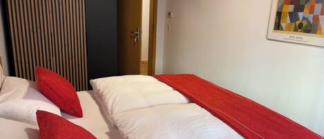 3 bedrooms, internet, bed sheets