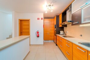 Fridge, microwave, oven, dishwasher - Spacious Villa w/ Jacuzzi • Close to the Beach • Free WiFi (Albufeira)