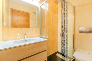 Shower, hair dryer, towels - Spacious Villa w/ Jacuzzi • Close to the Beach • Free WiFi (Albufeira)