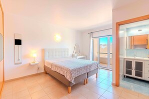 4 bedrooms, iron/ironing board, free WiFi, bed sheets - Spacious Villa w/ Jacuzzi • Close to the Beach • Free WiFi (Albufeira)