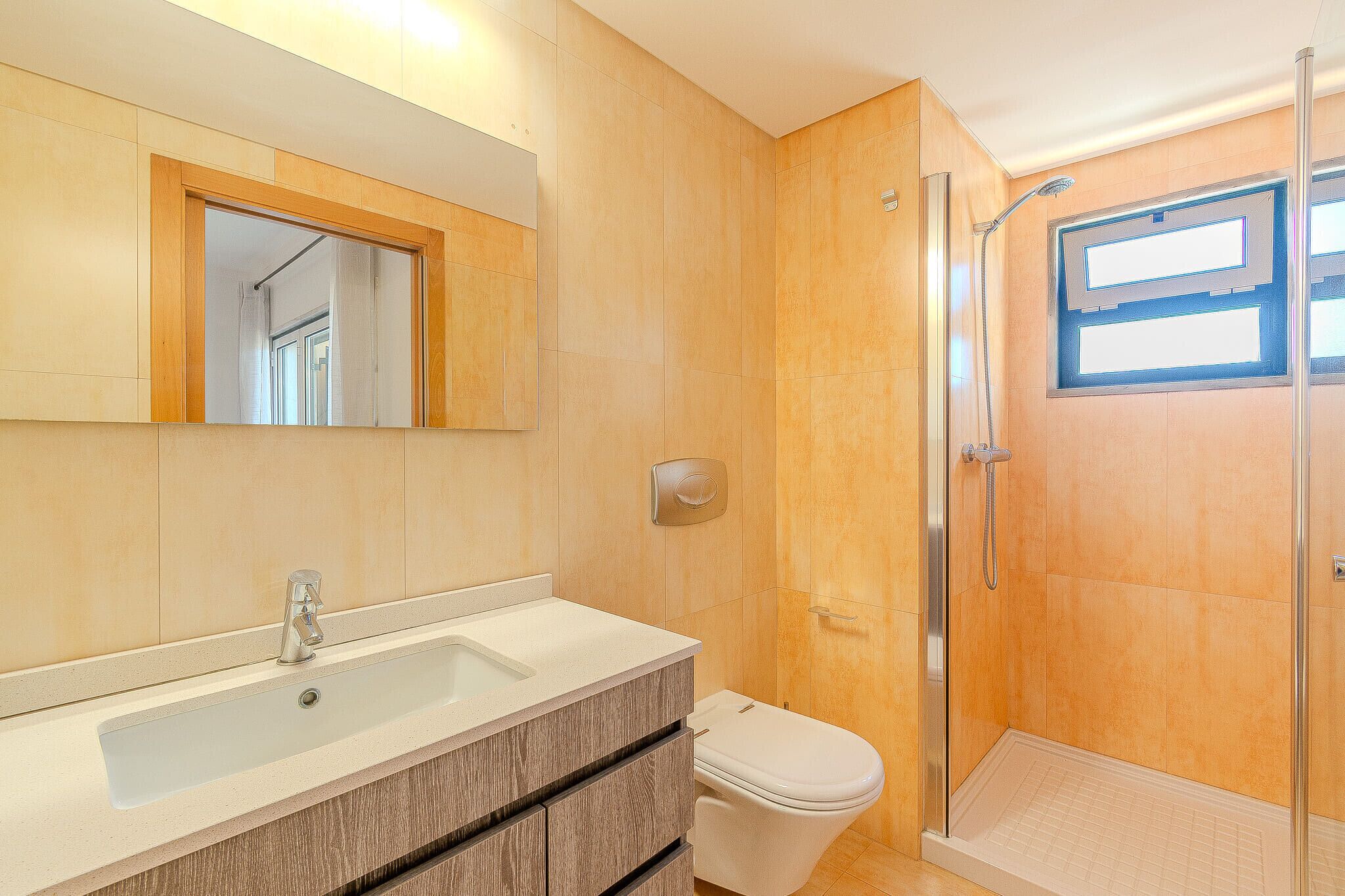 Douche, séchoir à cheveux, serviettes fournies