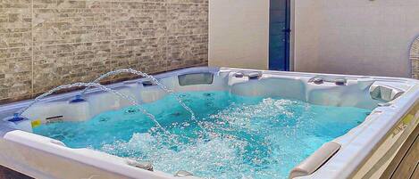 Outdoor spa tub
