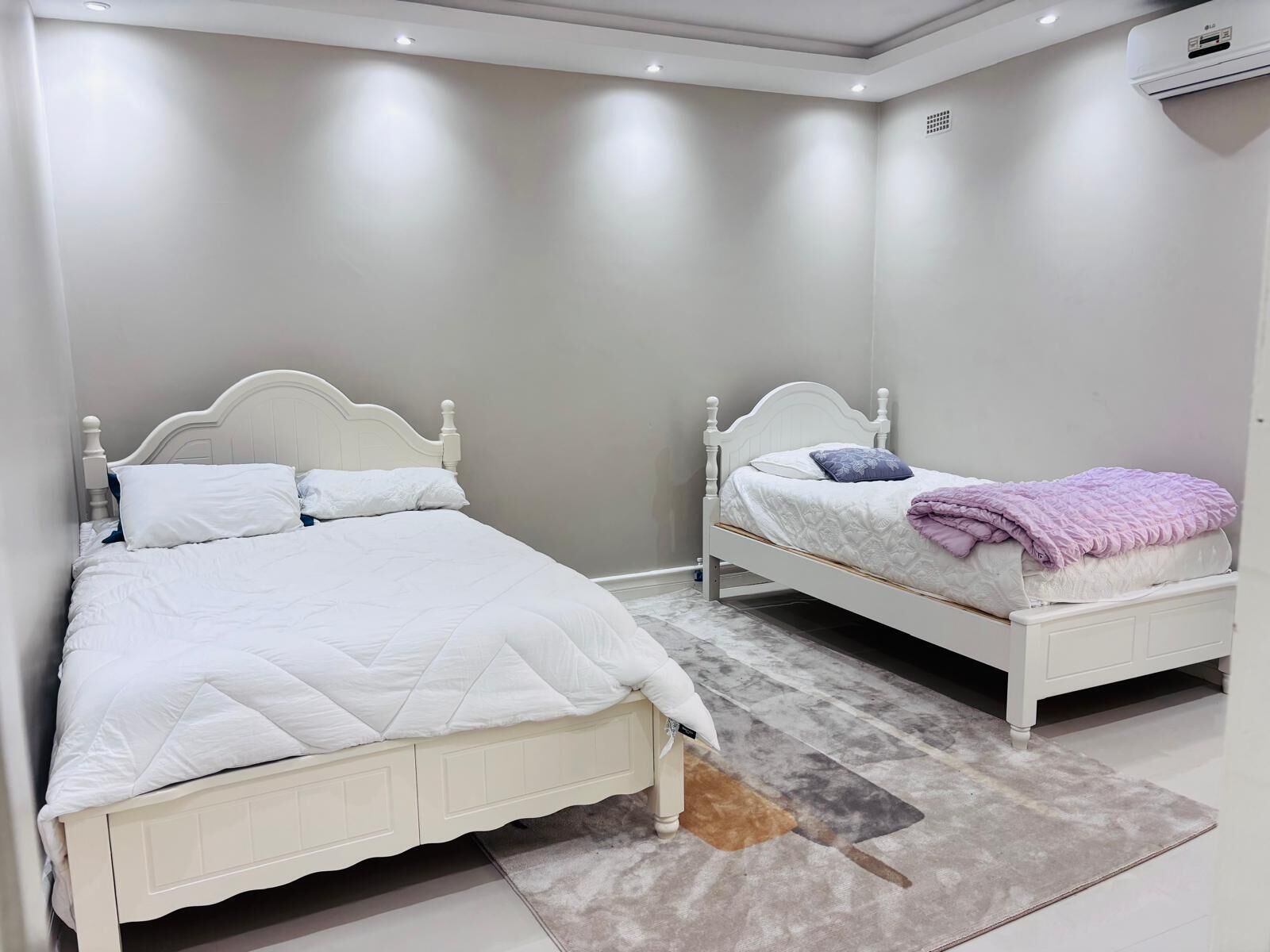 5 bedrooms, iron/ironing board, WiFi, bed sheets