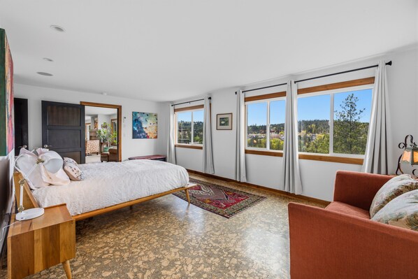 3 bedrooms, desk, iron/ironing board, WiFi