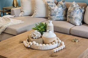 Ein Wohnzimmer mit einer Couch, Dekoration und einem Couchtisch.