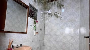 Chambre Quadruple | Salle de bain