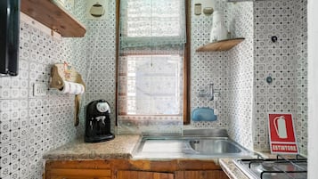 Refrigerador, microondas, parrilla de estufa y cafetera y tetera