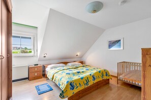 2 bedrooms, iron/ironing board, WiFi, bed sheets - Holiday Home “Friesenhus Achtern Diek” with Private Terrace, Garden & Wi-Fi (Friedrichskoog)