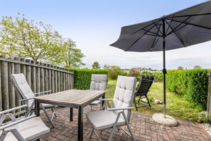 Outdoor dining - Holiday Home “Friesenhus Achtern Diek” with Private Terrace, Garden & Wi-Fi (Friedrichskoog)