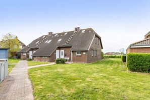 Exterior - Holiday Home “Friesenhus Achtern Diek” with Private Terrace, Garden & Wi-Fi (Friedrichskoog)