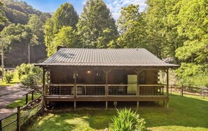 Property grounds - Snug Bug Cabin - Cozy 2-bedroom cabin in perfect Hot Springs with AC (Hot Springs)