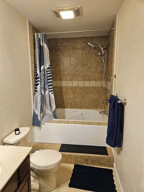 Handtücher, Seife, Toilettenpapier