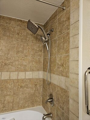 Towels, soap, toilet paper - Welcoming 1-bedroom apartment in Hot Springs area, Overlooking Lake Hamilton (Mountain Pine)
