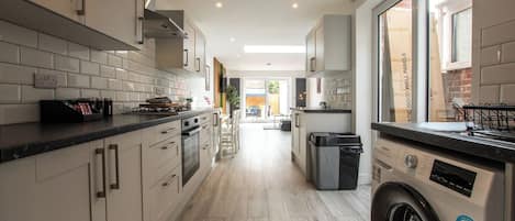 Réfrigérateur, four à micro-ondes, un four, surface de cuisson