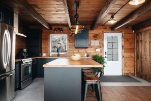 Fridge, microwave, oven, stovetop - Spa, Pool Table & Nature | Les Bons Vivants (Saint-Côme)