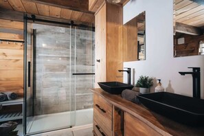 Shower, towels - Spa, Pool Table & Nature | Les Bons Vivants (Saint-Côme)
