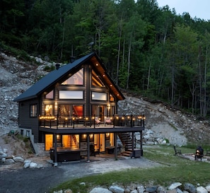 A log cabin with a balcony and a fireplace. - Spa, Pool Table & Nature | Les Bons Vivants (Saint-Côme)