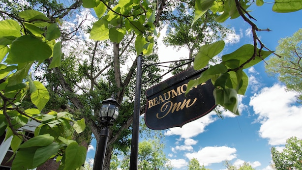 «Beaumont Inn» -niminen kyltti, taustalla katuvalaisin ja puita.