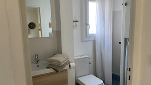 A bathroom with a toilet, sink, and bathtub. - STUDIO LE FLAMANT 20M FROM THE BEACH (Palavas-les-Flots)