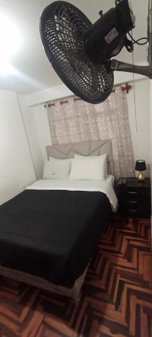 Habitación doble estándar | Espacio para trabajar con laptop y wifi gratis 