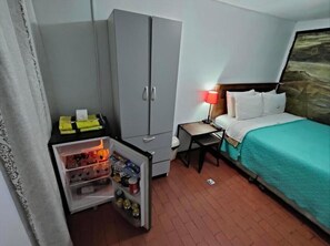 Standard Double Room | Laptop workspace, free WiFi