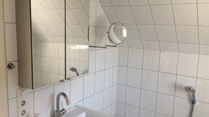 Ducha, secador de pelo y toallas