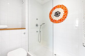 Shower, hair dryer, towels - Oriental Eight | By My Getaways (Brighton)