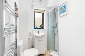 Shower, hair dryer, towels - Chapel Waves | By My Getaways (Brighton)